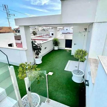 Modern Near The Sea 아파트